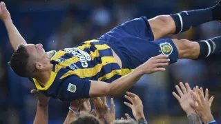 “Maior paixão”: Ovacionado, ídolo do Athletico se despede do futebol