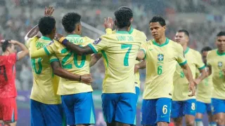 Com quinteto ex-Athletico, Coritiba e Paraná, Brasil massacra em teste para a Copa