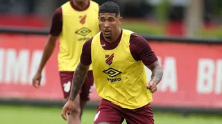 Após lesão grave, lateral treina com grupo e fica perto de retorno ao Athletico