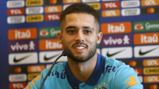 Alvo de gigantes, Yan Couto estende contrato com o Manchester City