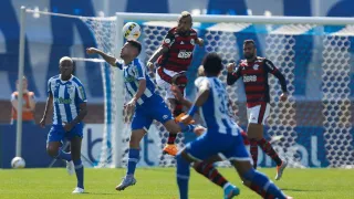 Vidal comemora vitória na estreia pelo Flamengo e garante estar “100%”