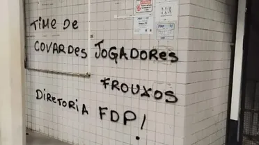 Muros do Engenhão são vandalizados em protesto contra John Textor e Botafogo responde