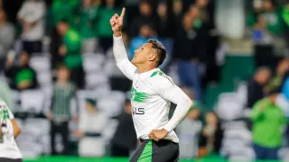 Robson volta a marcar pelo Coritiba após 118 dias, e técnico elogia preparo físico