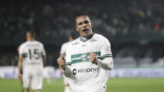 Coritiba bate o América-MG, vence primeira em casa e deixa lanterna do Brasileirão