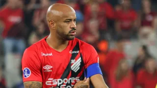 Ídolo do Athletico completa 50 dias afastado e mantém decisão sobre futuro