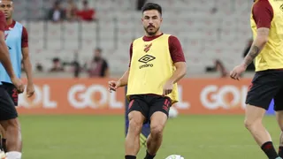 Em meio a imbróglio, Willian Bigode se recupera de lesão e é opção contra o Flamengo