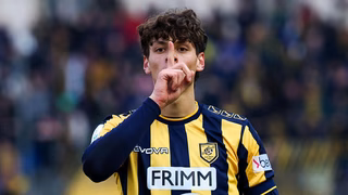 Bisneto de Mussolini marca primeiro gol e detona polêmica na Itália