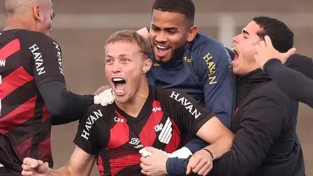 Promessa do Athletico celebra sequência especial após estreia no profissional