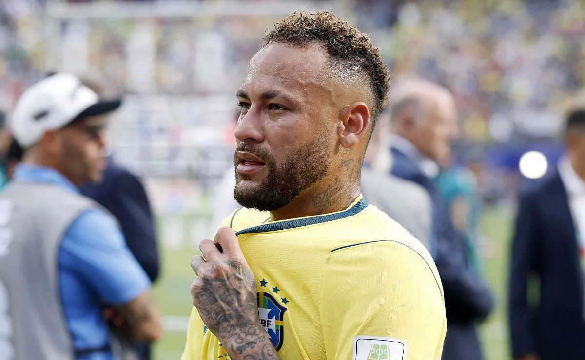 Neymar chora após a eliminação da Seleção Brasileira para a Noruega nas oitavas de final da Copa do Mundo.