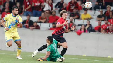 Em nova posição, Canobbio marca dois gols no Athletico e técnico explica mudança