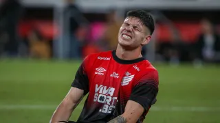 Athletico arranca empate com a Chapecoense, mas segue em crise na Série B