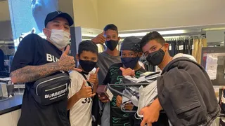 Ex-Coxa, Dodô leva crianças que pediam esmola para comprar roupas em shopping