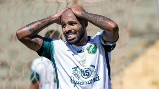 Ex-joia que fugiu do Athletico tenta recomeço em clube sem divisão