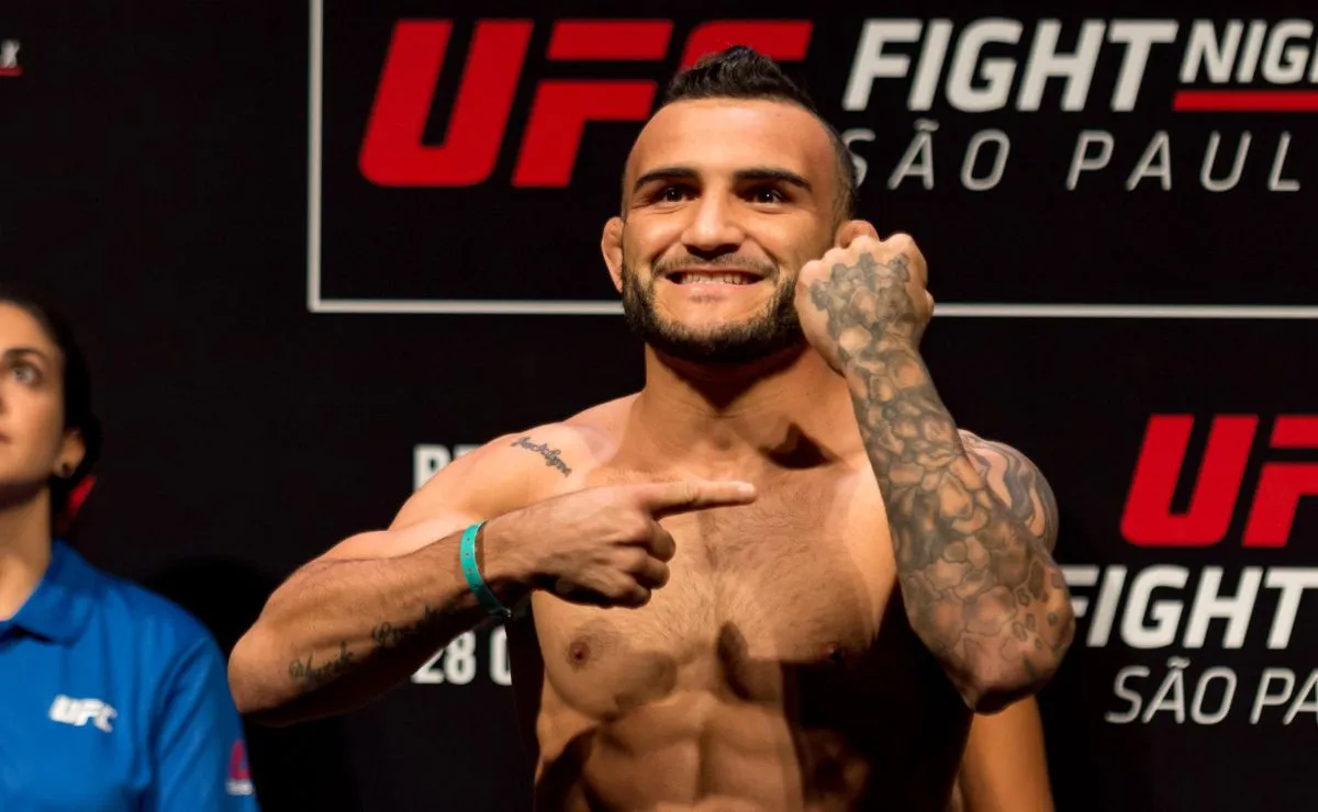 John Lineker participa de pesagem oficial do UFC. O lutador brasileiro aparece concentrado antes de um combate pela principal organização de MMA do mundo.