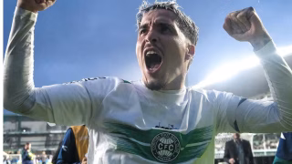 Com gol no último minuto, Coritiba larga com o pé direito na Série B