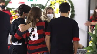 Fãs, amigos e familiares dão adeus a Sicupira; veja fotos e vídeos do velório