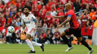 Athletico cita gramado sintético e provoca Gabigol; atacante responde