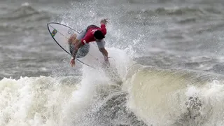 Com aéreos, Medina e Italo avançam às quartas de final do surfe na Olimpíada