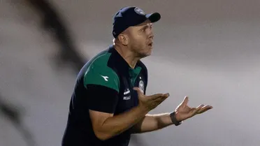 Mozart “perde a cabeça” após primeira derrota de virada no Coritiba e é expulso direto