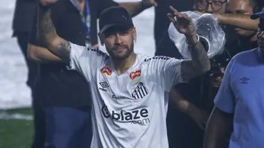 Emocionado, Neymar volta ao Santos, ganha a 10 de Pelé e é abraçado pela torcida na chuva