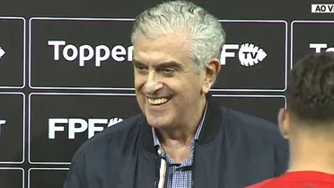 Petraglia ouve protestos e participa do título do time sub-20 do Athletico