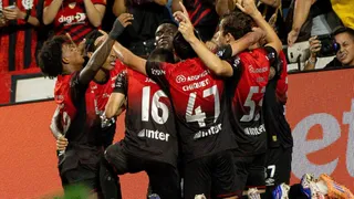 Viveros decide no fim, Athletico vence o Santos e gramado da Arena vira alvo