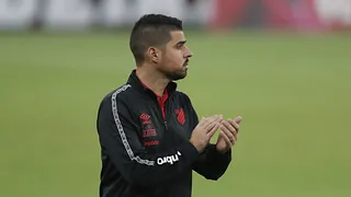 António Oliveira exalta boa postura e controle do Athletico contra Bragantino