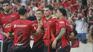 Com lei do ex dupla, Athletico supera o Santos e encerra jejum de vitórias