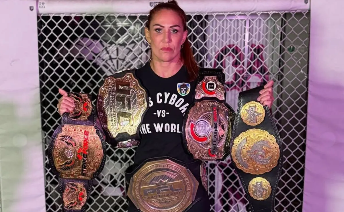 Cris Cyborg posa com diversos cinturões conquistados ao longo da carreira no MMA