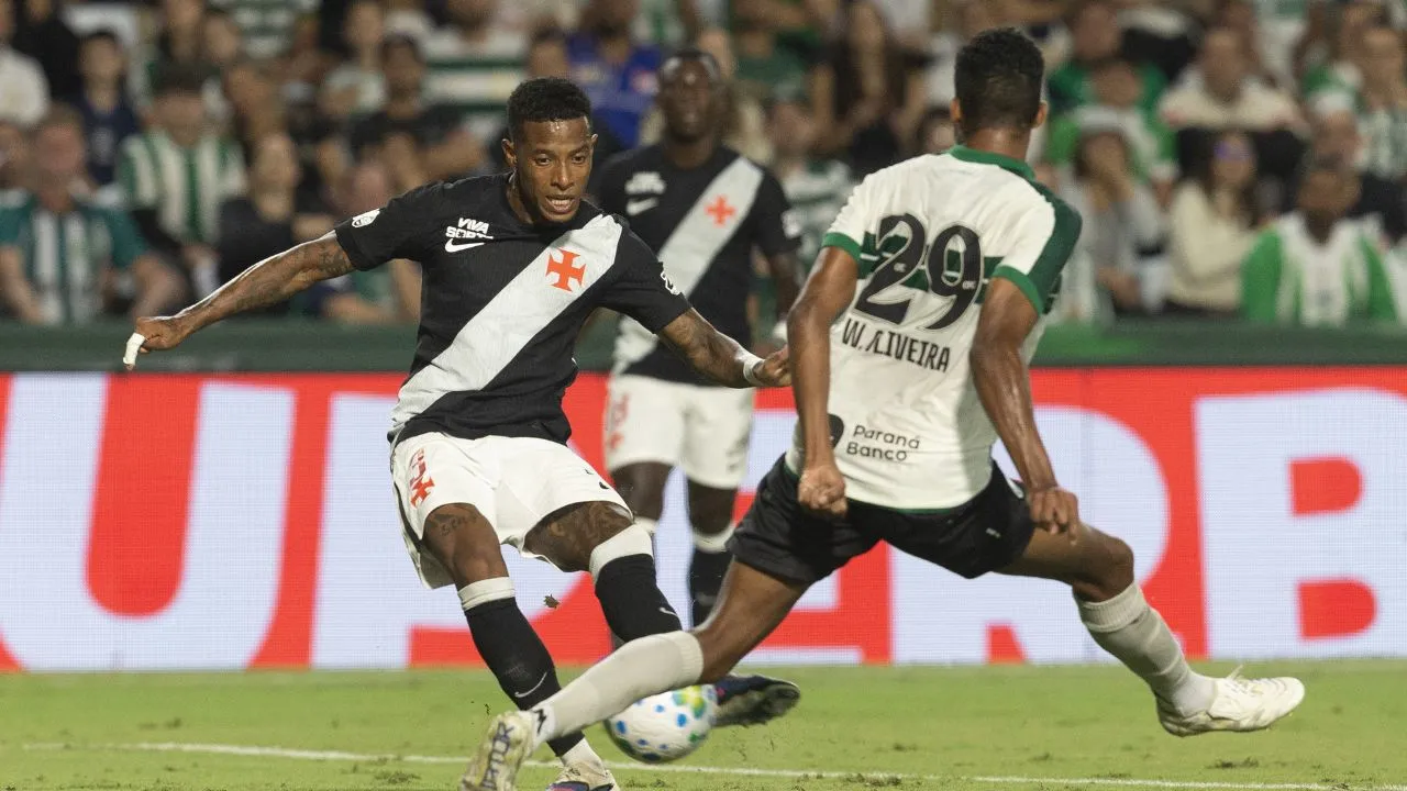 William Oliveira marca Tch&ecirc; Tch&ecirc; durante partida entre Coritiba e Vasco no Couto Pereira