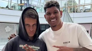 Jogador do Athletico compra chuteira para menino em sinaleiro: “Sei o quanto é difícil”