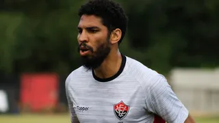 Após eliminação do Vitória, zagueiro diz: “Medo que a gente se torne um Paraná”