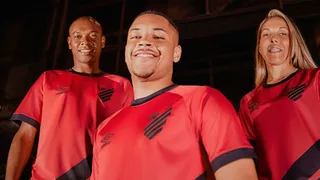 Com homenagem ao título da Sul-Americana, Athletico lança novos uniformes