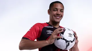 Vitor Roque assume a camisa 39 e elogia Bruno Guimarães: “Admiro muito”