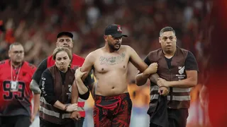 Torcedor do Athletico invade gramado e agride jogador do Coritiba; vídeo