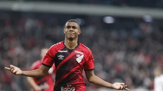 De contestado a herói: Erick vira “coringa” e joga todas com Felipão