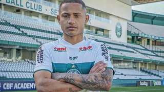 Coritiba anuncia meia-atacante Guilherme Azevedo, 19º reforço