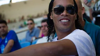 Ronaldinho Gaúcho prepara casamento com duas mulheres
