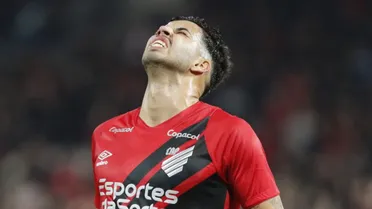 Vilão no rebaixamento, ex-Athletico completa 300 dias sem jogar na Europa