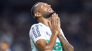 Coritiba é castigado, perde chance de liderança e ajuda o Athletico