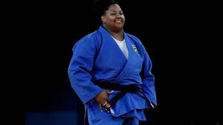 Beatriz Souza vence número um do mundo e garante 3ª medalha do judô brasileiro