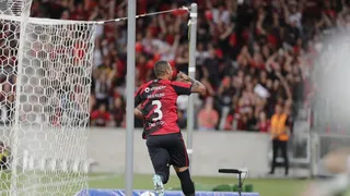 Com Athletico de olho em zagueiros, Zé Ivaldo marca e ganha pontos com Turra
