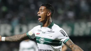 Coritiba afasta Alef Manga de treinos no CT; futuro de jogador segue indefinido