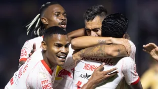 Com um a mais, Athletico é batido pelo Bragantino e segue estacionado no Brasileirão