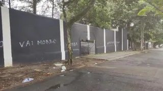 Sede do Corinthians é alvejada por tiros e tem muros pichados um dia antes de eleição