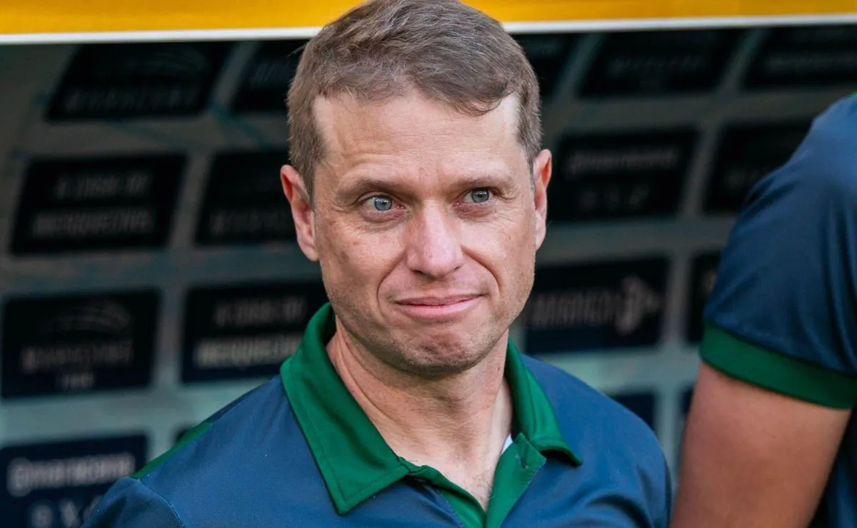 Técnico Fernando Seabra acompanha a partida à beira do gramado durante jogo do Coritiba. Clube mantém a decisão de não negociar o volante Wallisson, alvo de interesse do Ceará.