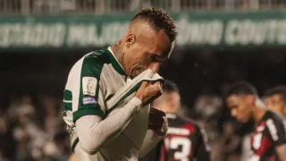 Atacante do Coritiba é denunciado no STJD após expulsão no Atletiba e pode pegar gancho