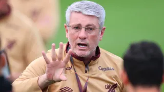 Odair Hellmann tem aproveitamento pior que do antecessor no Athletico