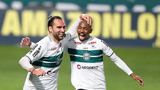 Léo Gamalho se isola na artilharia da Série B e busca top-10 do Brasil em 2021