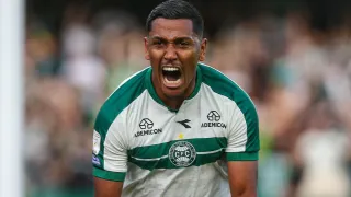 No limite da crise, Coritiba ganha fôlego e complica rival direto no Brasileirão